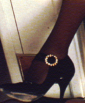 blackheel.gif (55940 byte)