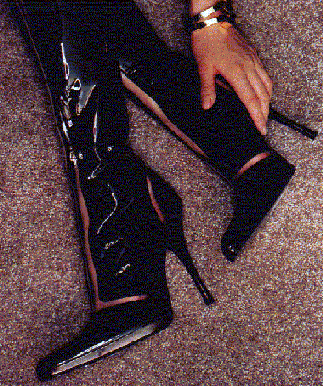 boots.gif (77919 byte)